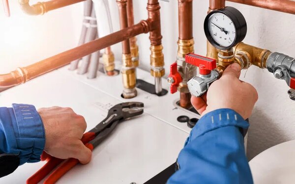 Installateur im Einsatz in Neubau, 1070 Wien