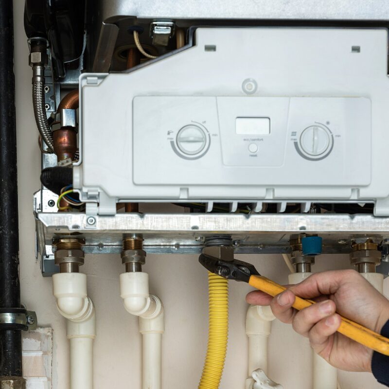 Installateur prüft ein Gasgerät in Wien