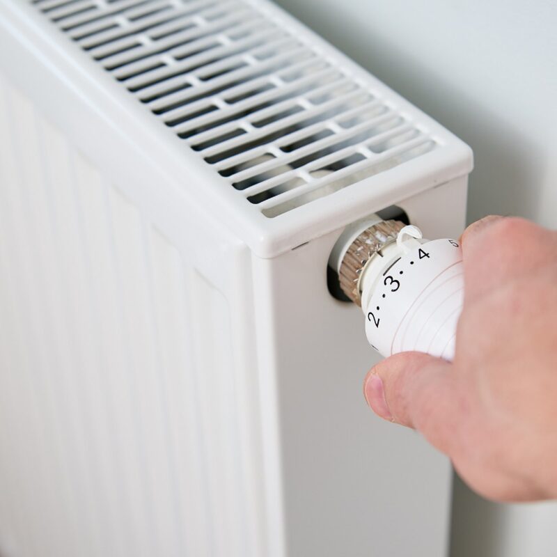 Installateur wartet eine Heizung in Wien