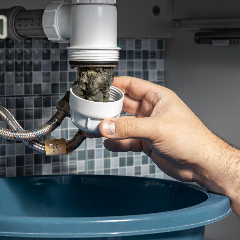 Installateur bei der Rohrreinigung in Wien