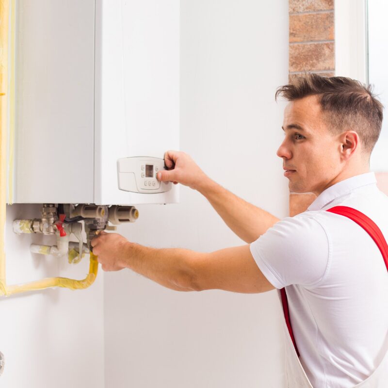Installateur bei der jährlichen Thermenwartung in Wien