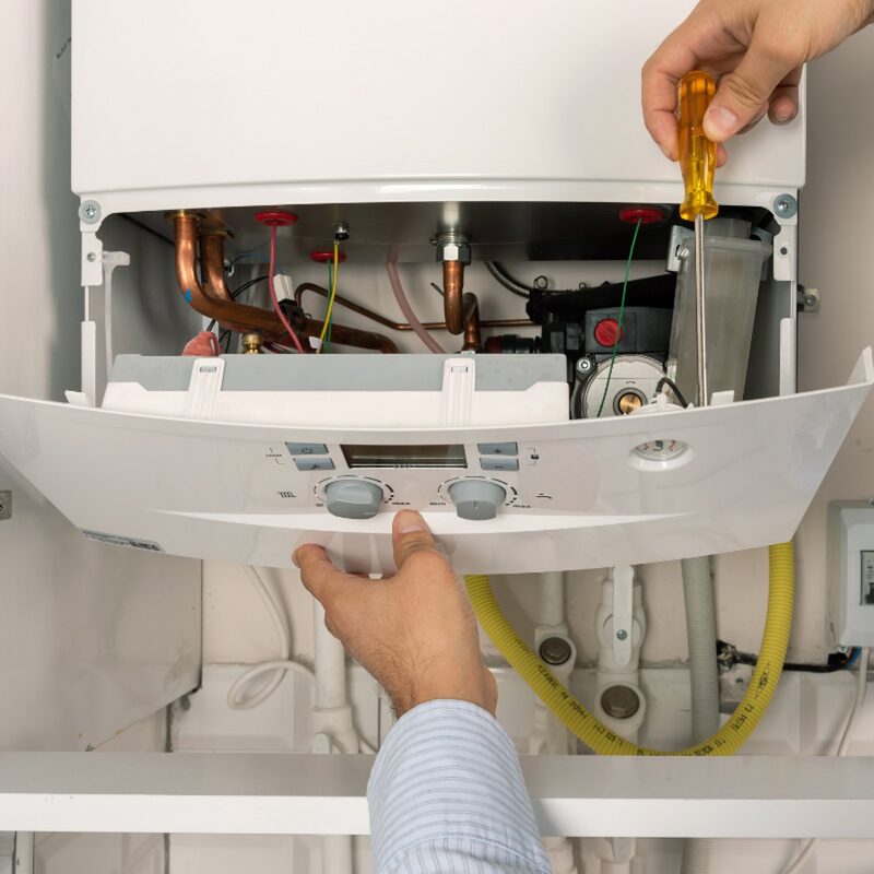 Installateur bei der Thermenwartung in Wien